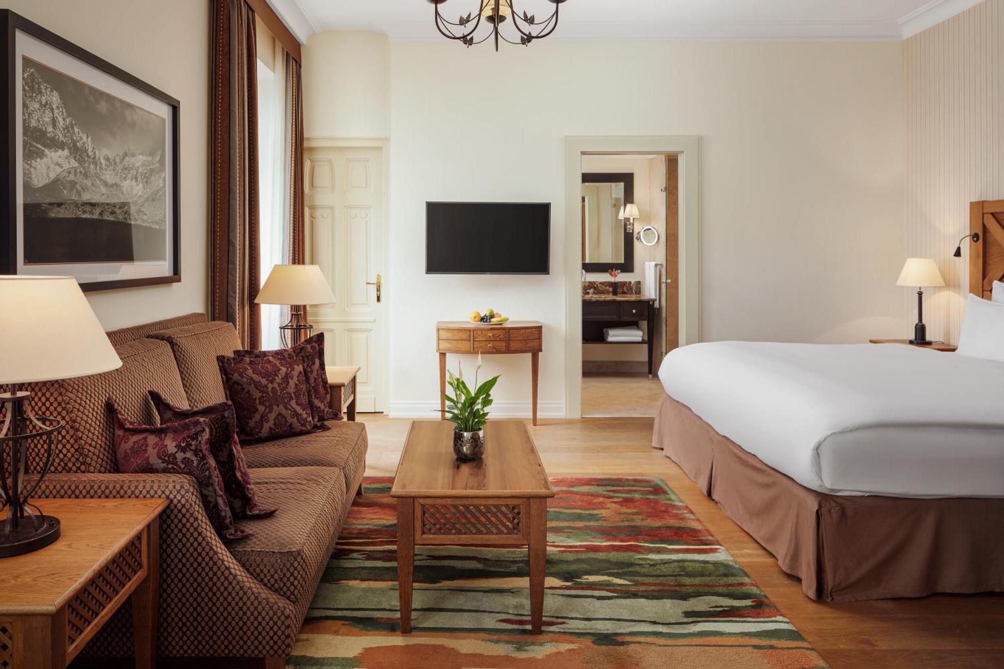Grand Hotel Kempinski High Tatras Strbske Pleso Exterior photo A suite at the hotel
